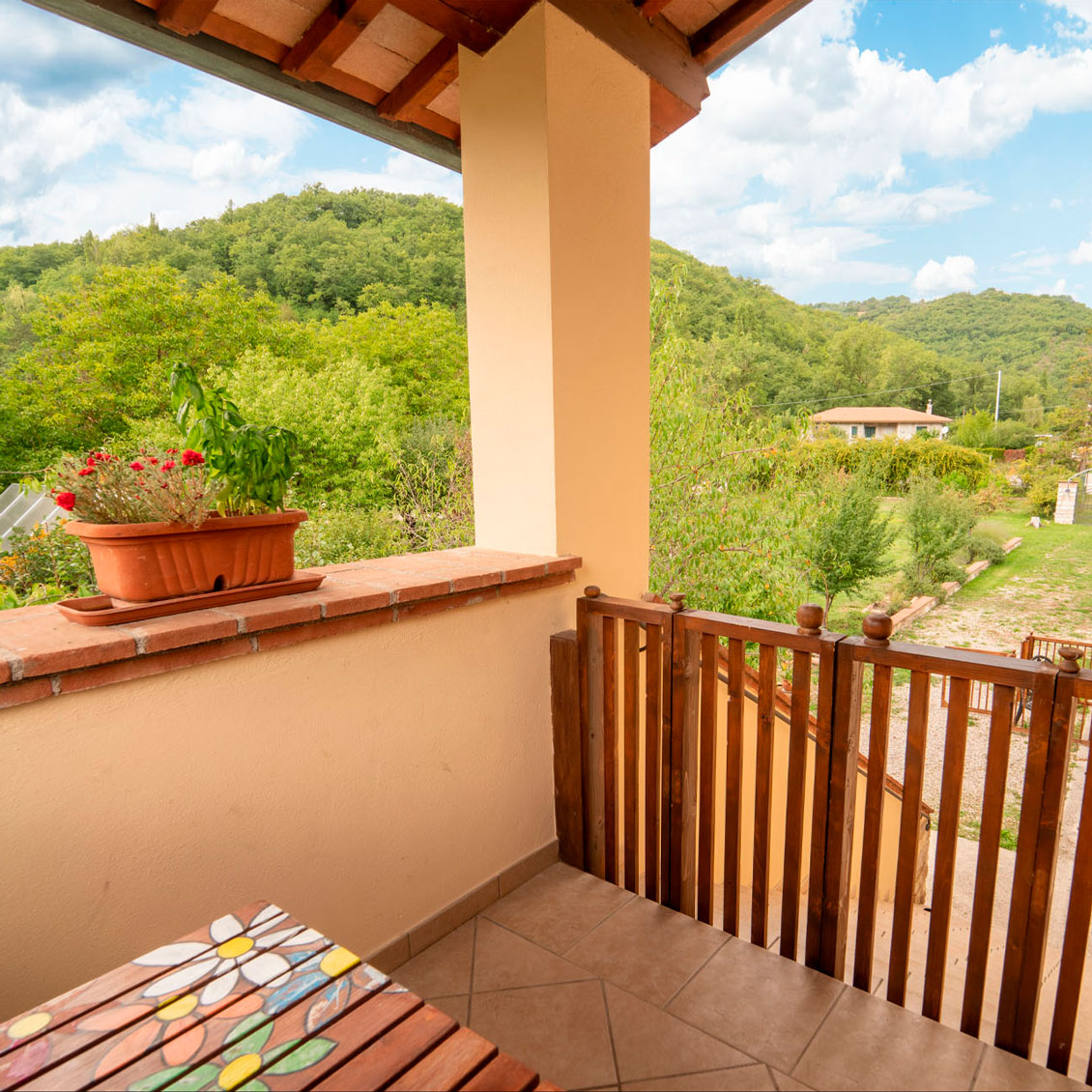 Terrazza con vista sulle colline umbre. Ambiente sereno per una rilassante esperienza agrituristica in Umbria.