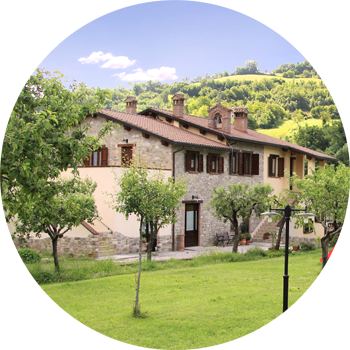 Splendido agriturismo umbro circondato da colline verdi e alberi, ideale per un rilassante soggiorno nella natura.