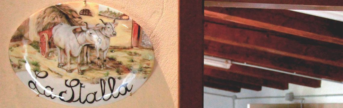 Insegna rustica La Stalla in ceramica dipinta, dettagli agricoli tipici di un agriturismo in Umbria.