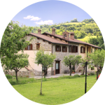 Splendido agriturismo umbro circondato da colline verdi e alberi, ideale per un rilassante soggiorno nella natura.